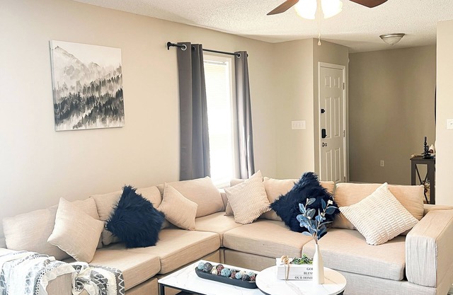 Modern & Cozy Home with Game Room & King Bed! All Bedroom Have Smart TVs