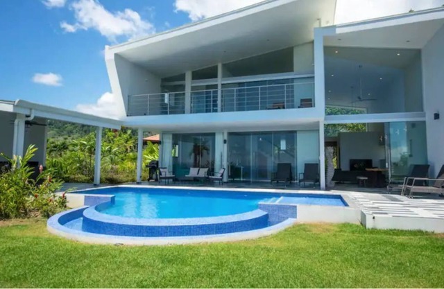 Modern, spacious and amazing ocean views!