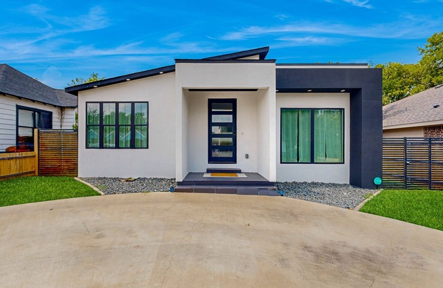 Modern Dallas home with open floor near golf course, zoo and mall