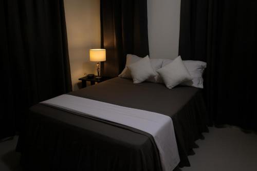 Modern 3 Bedroom Penthouse Apartment with Free Parking