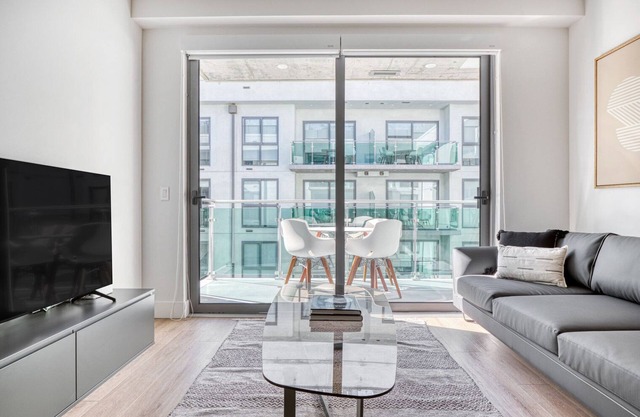 Modern Downtown 1BR w/Pool, Gym & W/D near Staples Center, by Blueground