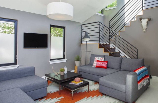 Modern Downtown Austin - Great for large groups (1 of 2 homes - Casa Moderna 1)