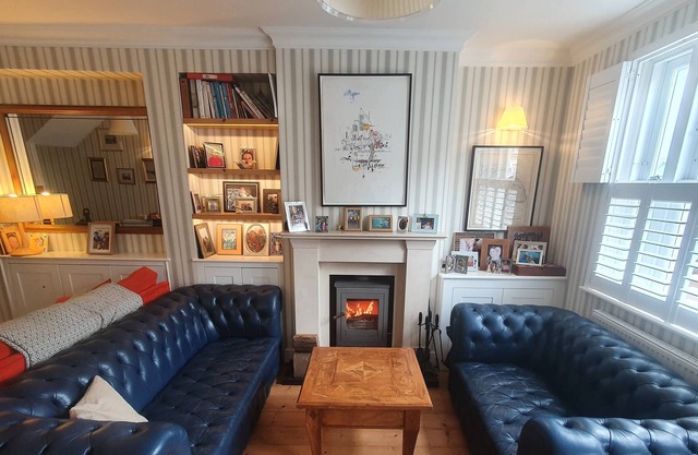 Modern Family 3 Bed Home in Barnes