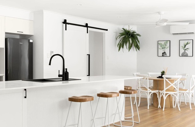 Modern Family Living +Nature +Pool +Pets
