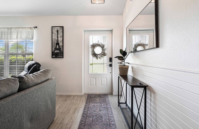 Modern Farmhouse, Families Welcome! Private Backyard!