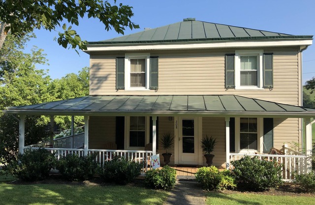 Modern Farmhouse near VMI, W&L, SVU & VA Horse Ctr
