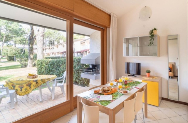 Modern flat with garden and pool near the beach