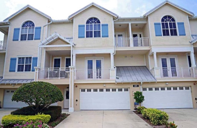 Modern gated renovated 3BR townhome near beaches & Boca G with resort amenities!