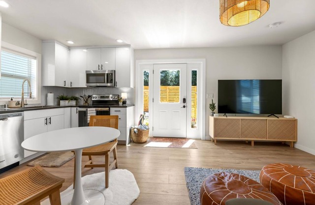 Modern Guest House Near Downtown!