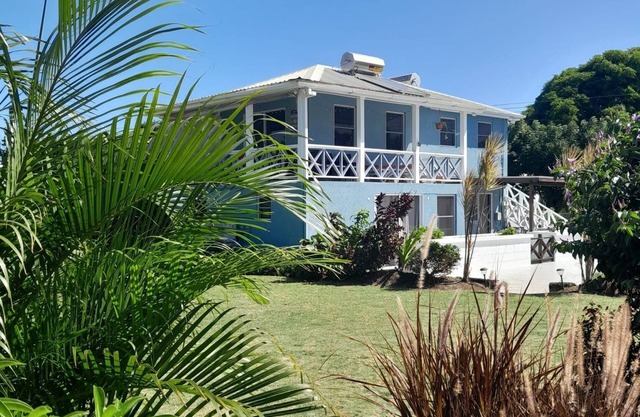Modern, high standard, 100 metres to beach, short walk to Oistins