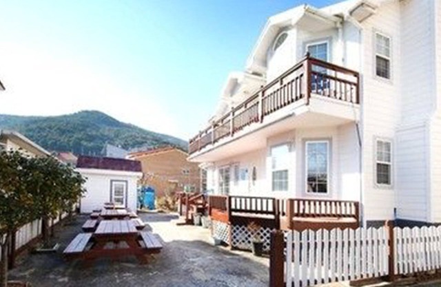 Modern Hill Pension