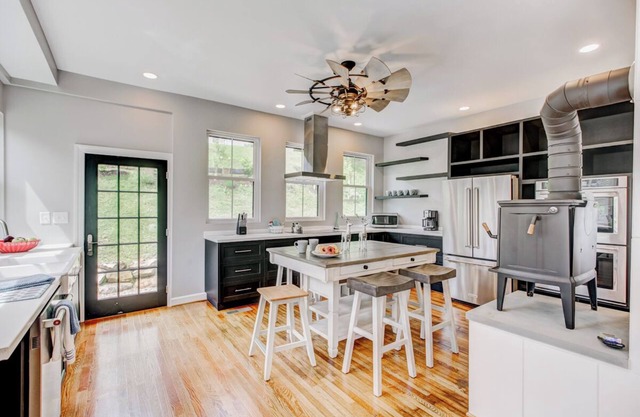 Modern Historic Farmhouse < .5 mi to Omni Homestead, Brewery + Fast Wifi!