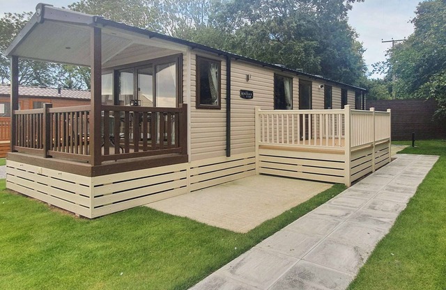 Modern holiday home with one double bedroom and two twin bedrooms.