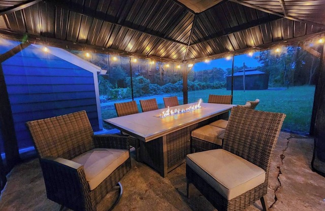 Modern Home 2 Firepits w/Dining