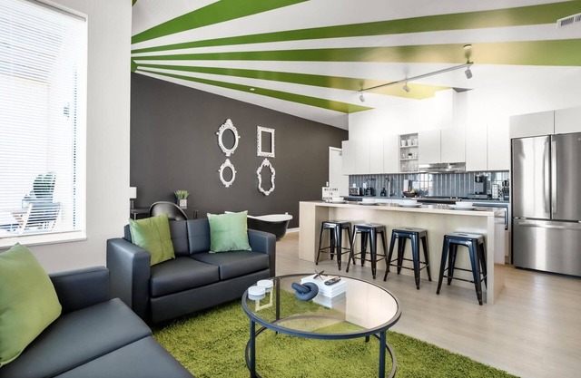 Modern Home 3BD/3BA Free On-Street Parking & Wifi