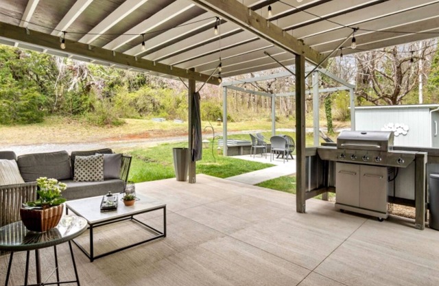 Modern Home Designed for Fun! Game-Room, Outdoor Kitchen, Firepit