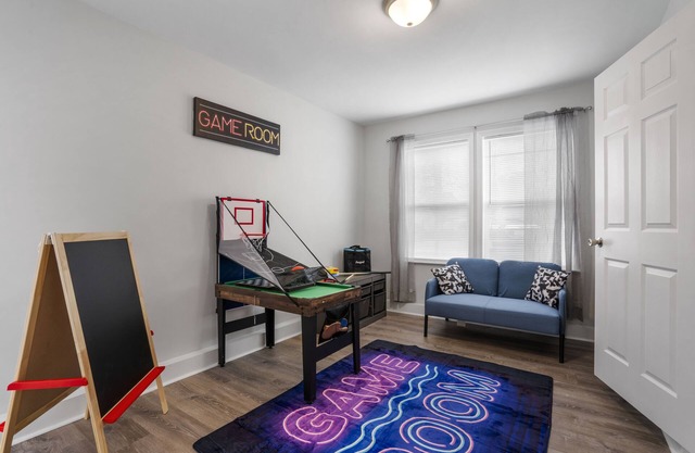 Modern Home in Prime Location for Dining & Shopping!
