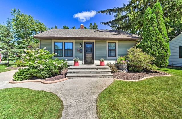 Modern Home w/Backyard, 1 Mi to Dtwn Sturgeon Bay