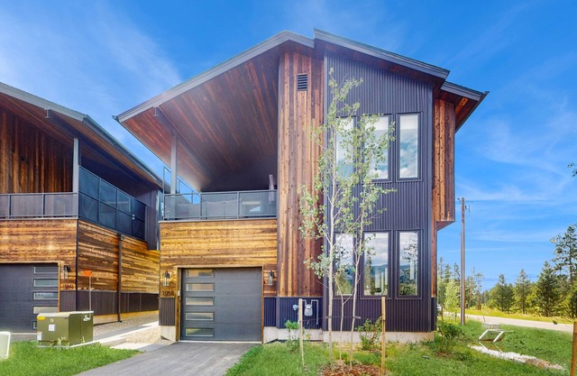 Modern home w/full kitchen, hot tub, balcony, great views & location