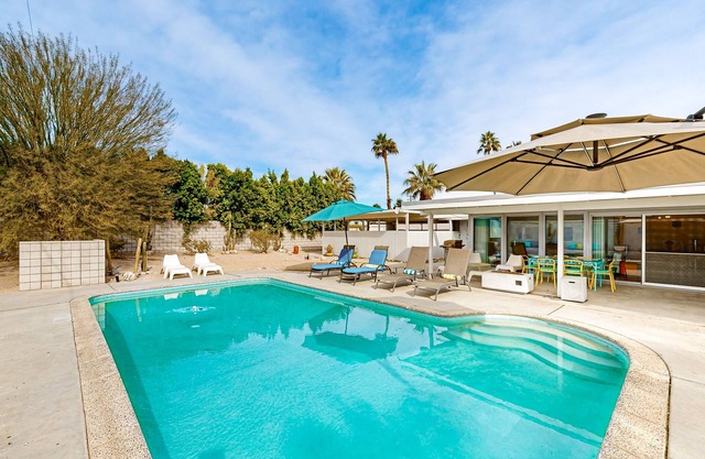 Modern home w/mountain views, private backyard pool & grill, close to downtown
