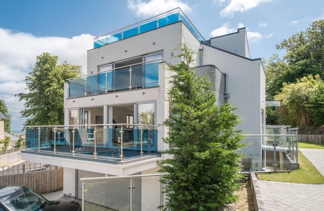 Modern House with amazing views sleeps 10-12