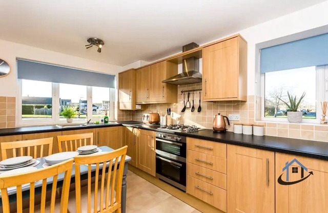 Modern, king beds, free parking, wifi, contractors