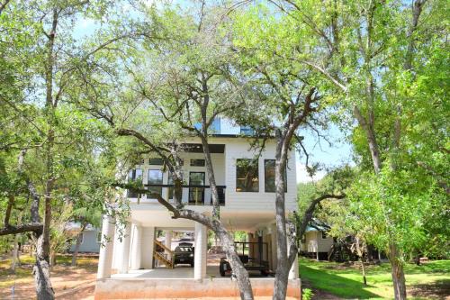 Modern Kingsland Home with River Access & Kayaks home