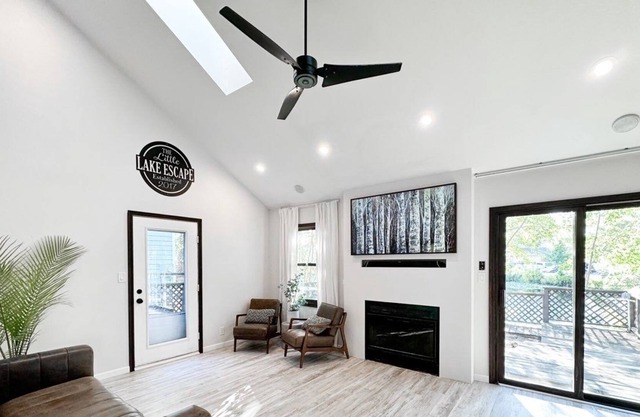 Modern Lake Escape: Newburgh