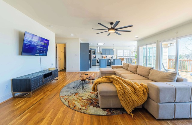 Modern Lakeside Retreat: Hottub|FirePit|PoolTable