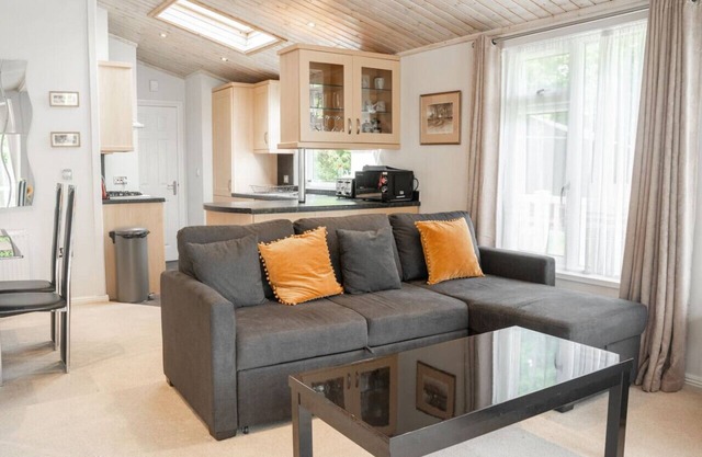 Modern lodge with fantastic decking space - For 6