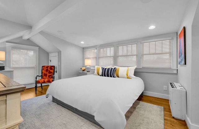 Modern Luxury Contemporary Private Studio Suite West End