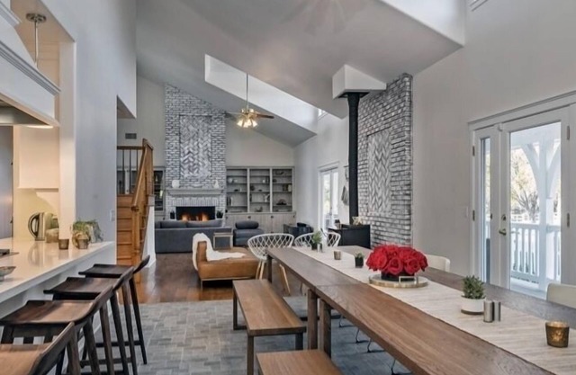 Modern Luxury Farmhouse Retreat on 10acres -Yoga Studio -hosts 16