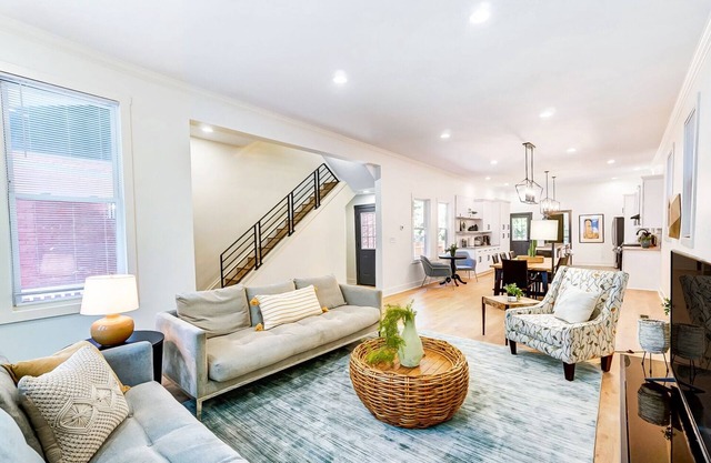 Modern Luxury Home: 7 Mins From Downtown-Sleeps 12