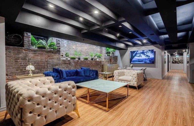 Modern Mood King – Downtown MTL