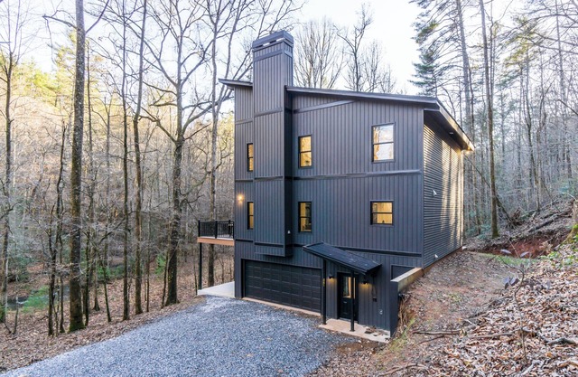 Modern Mountain Escape-Hot Tub/Creek/Games Galore/3-Bedrooms!