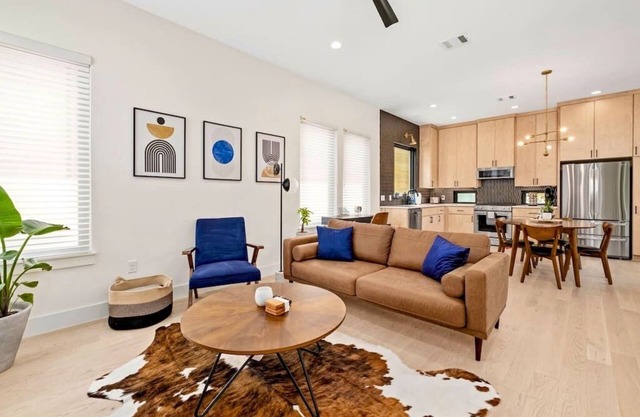 Modern Oasis - Close to Downtown - Private Yard + 1 Car Garage