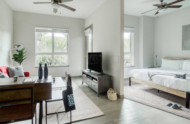 Modern, Pet-Friendly Sunnyvale Studio + Parking