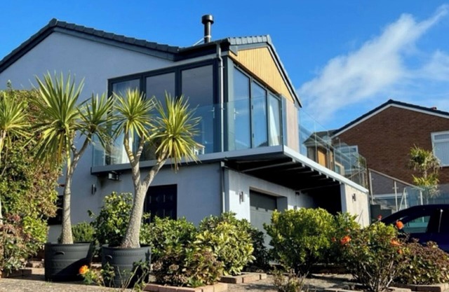 Modern renovated air conditioned bungalow with sea views