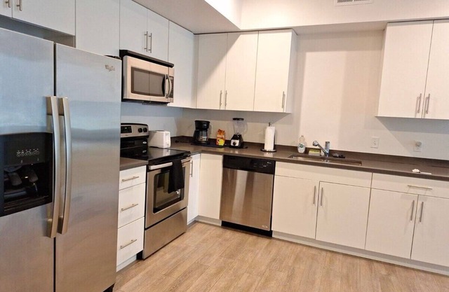 Modern Resort Inspired 2BR Apt w/Pool/gym/hot Tub