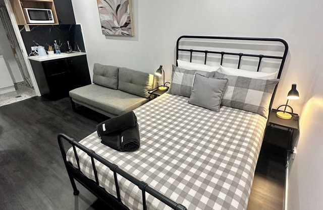 Modern Retreat | 1km walk to Cafes | Private, Pet Friendly & Stylish Comfort