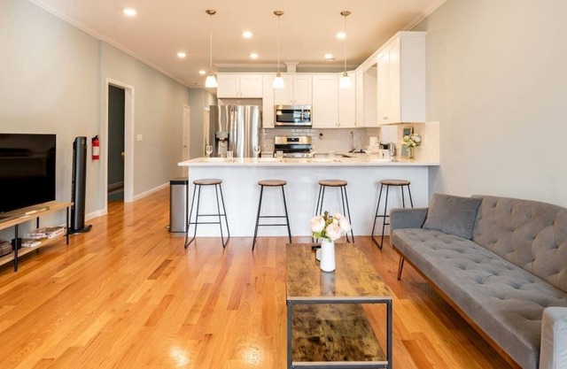 Modern Retreat with Private Backyard, 30 Min ride to NYC