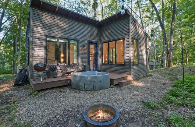 Modern Romantic Getaway Cabin - Hocking Hills