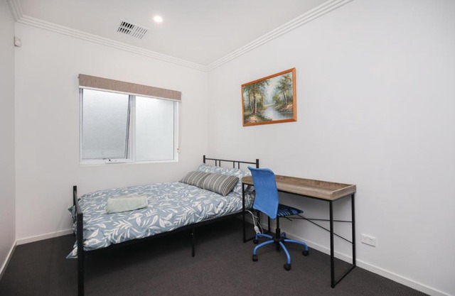 Modern Share house, private bedroom with double size bed, 7min to beach