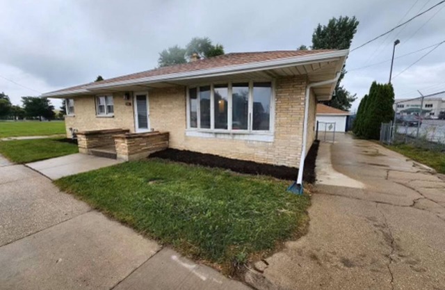 Modern Single Family Home with lot of Parking.
