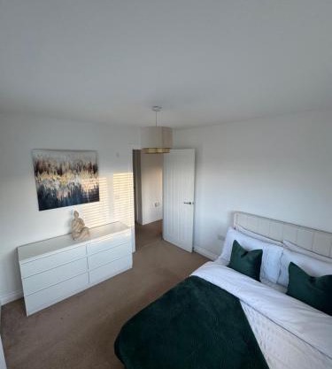 Modern & Spacious 3-Bedroom Home in Dartford, Ideal for Families, Groups and Contractors