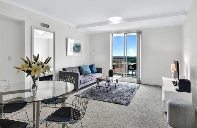 Modern spacious Chatswood Apartment H1016