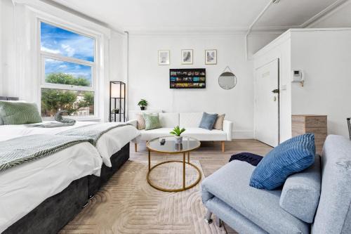 Modern & Spacious Flat - Moments To City Centre - Sleeps 4