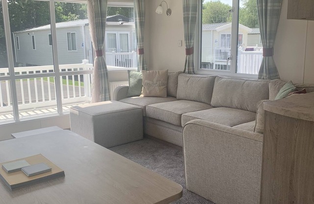 *Modern, spacious ‘home from home’* 10min stroll seafront/beach/town.