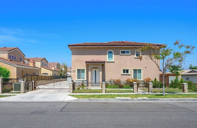 Modern Spacious Home Bright, Family Group Friendly