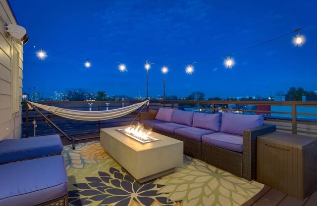 Modern, Spacious Townhouse Mins from Downtown